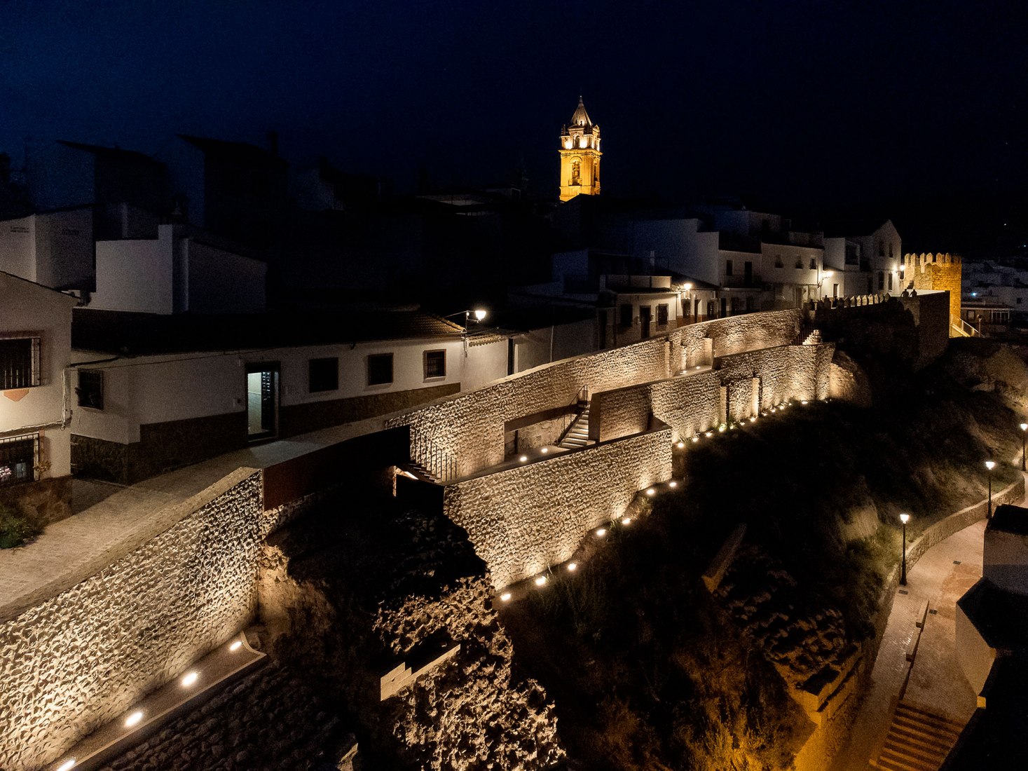 Consolidación y Mejora de la Muralla Medieval de Cabra en España por EYAC Arquitec. Fotografía por Manolo Espaliú.