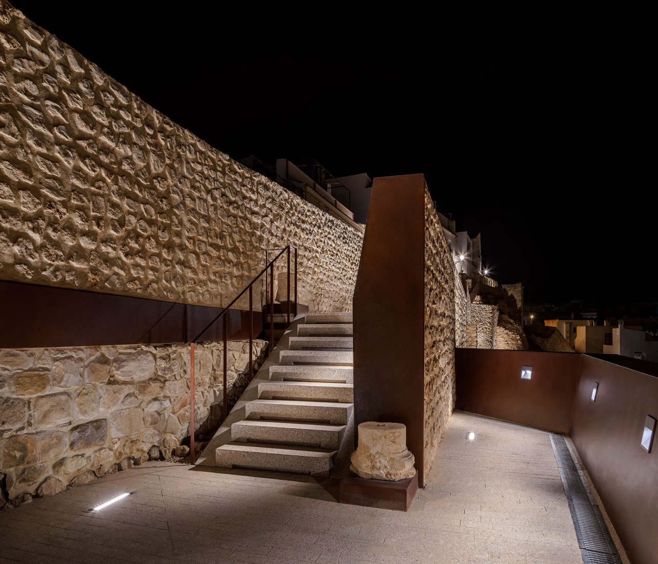 Consolidación y Mejora de la Muralla Medieval de Cabra en España por EYAC Arquitec. Fotografía por Manolo Espaliú.