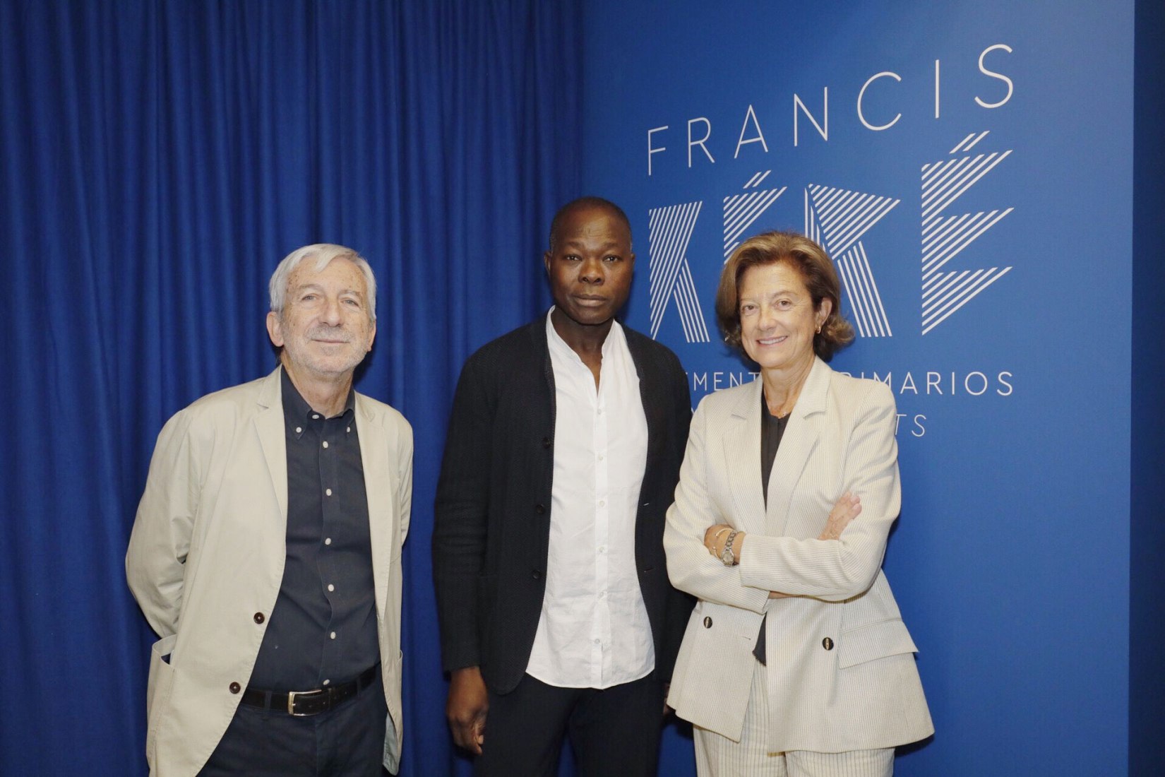 Luis Fernández-Galiano, comisioner, Francis Kéré and Gloria Peñafiel, ICO Foundation Director. Francis Kéré en el Museo ICO. Fotografía por Julio César González