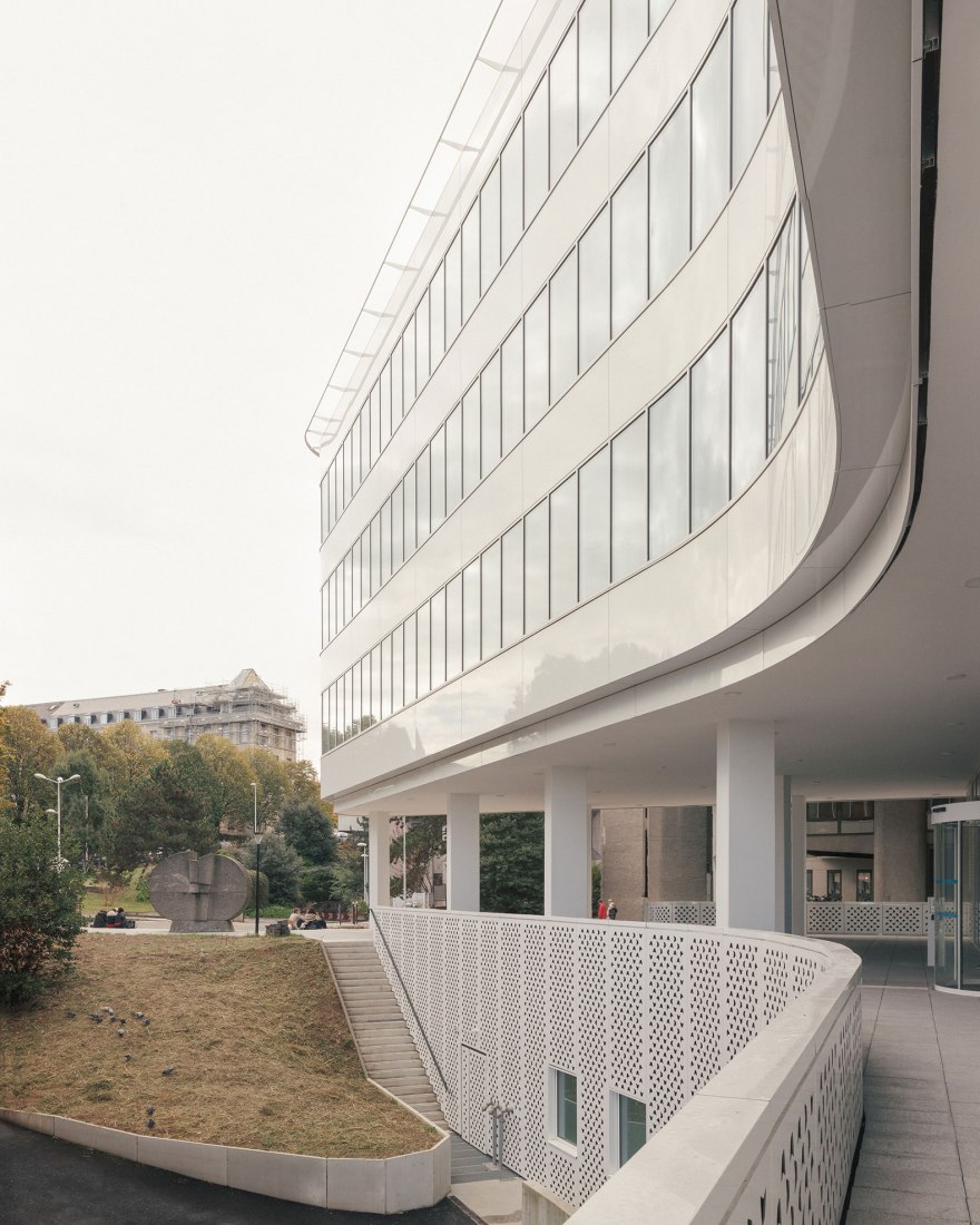 Extension of the faculty of medicine for the Kremlin-Bicêtre University Hospital by Pargade Architectes. Photograph by Charly Broyez.
