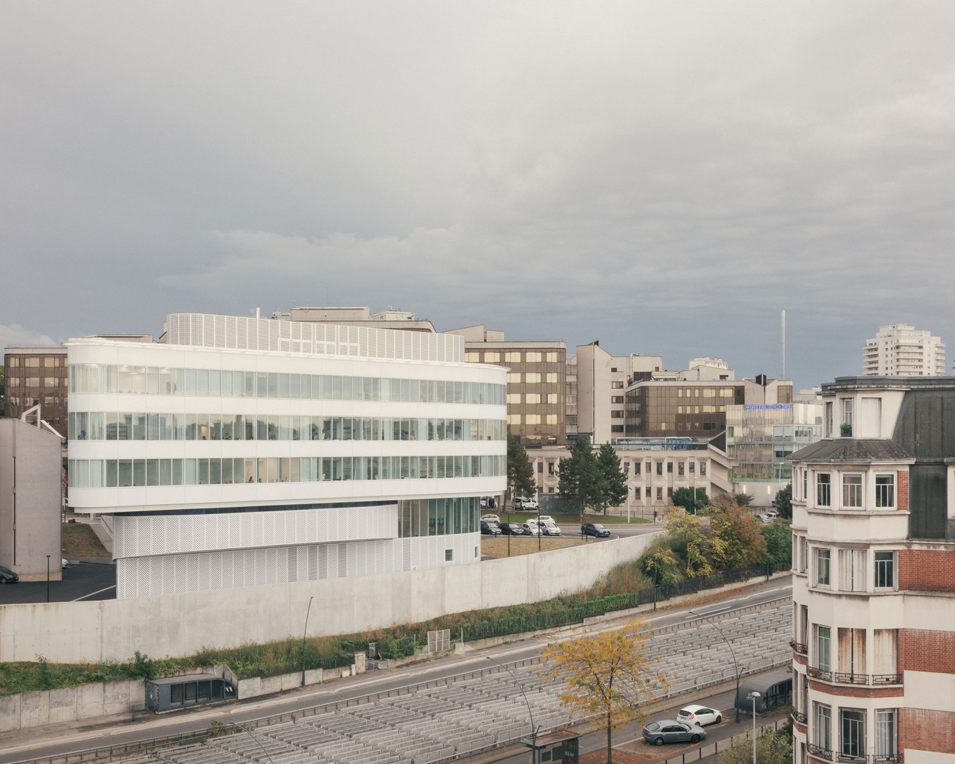 Extension of the faculty of medicine for the Kremlin-Bicêtre University Hospital by Pargade Architectes. Photograph by Charly Broyez.