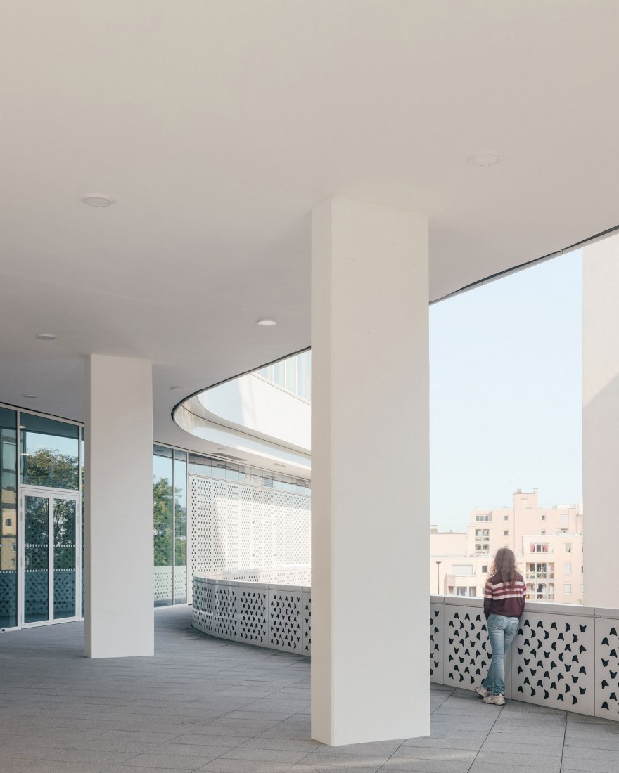 Extension of the faculty of medicine for the Kremlin-Bicêtre University Hospital by Pargade Architectes. Photograph by Charly Broyez.