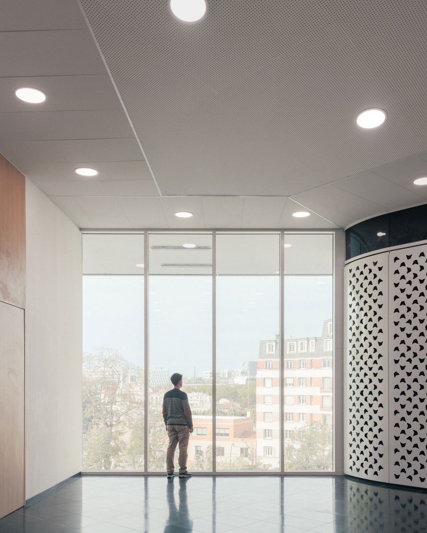Extension of the faculty of medicine for the Kremlin-Bicêtre University Hospital by Pargade Architectes. Photograph by Charly Broyez.