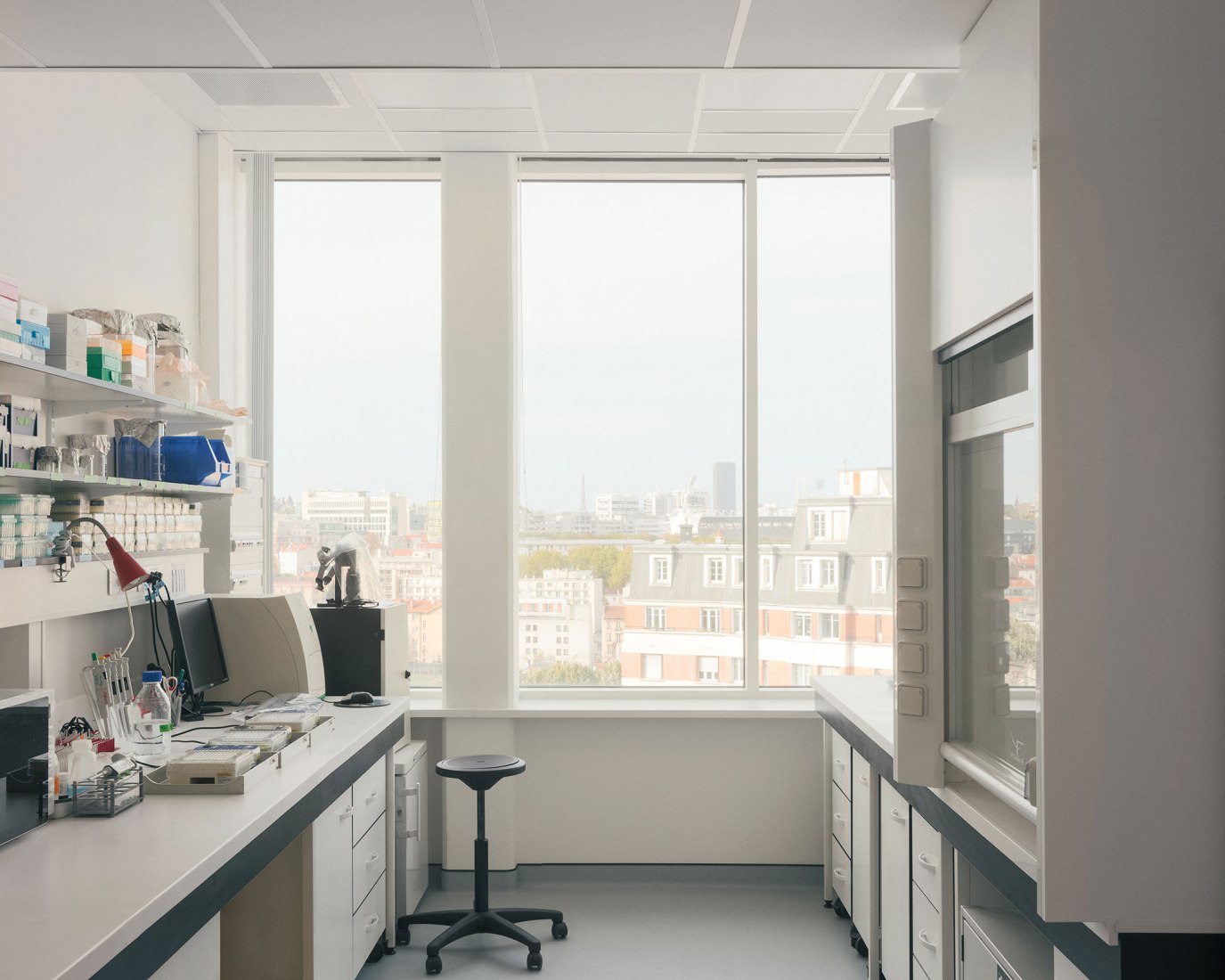 Extension of the faculty of medicine for the Kremlin-Bicêtre University Hospital by Pargade Architectes. Photograph by Charly Broyez.