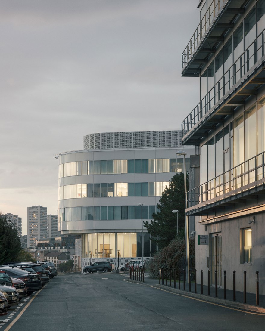 Extension of the faculty of medicine for the Kremlin-Bicêtre University Hospital by Pargade Architectes. Photograph by Charly Broyez.