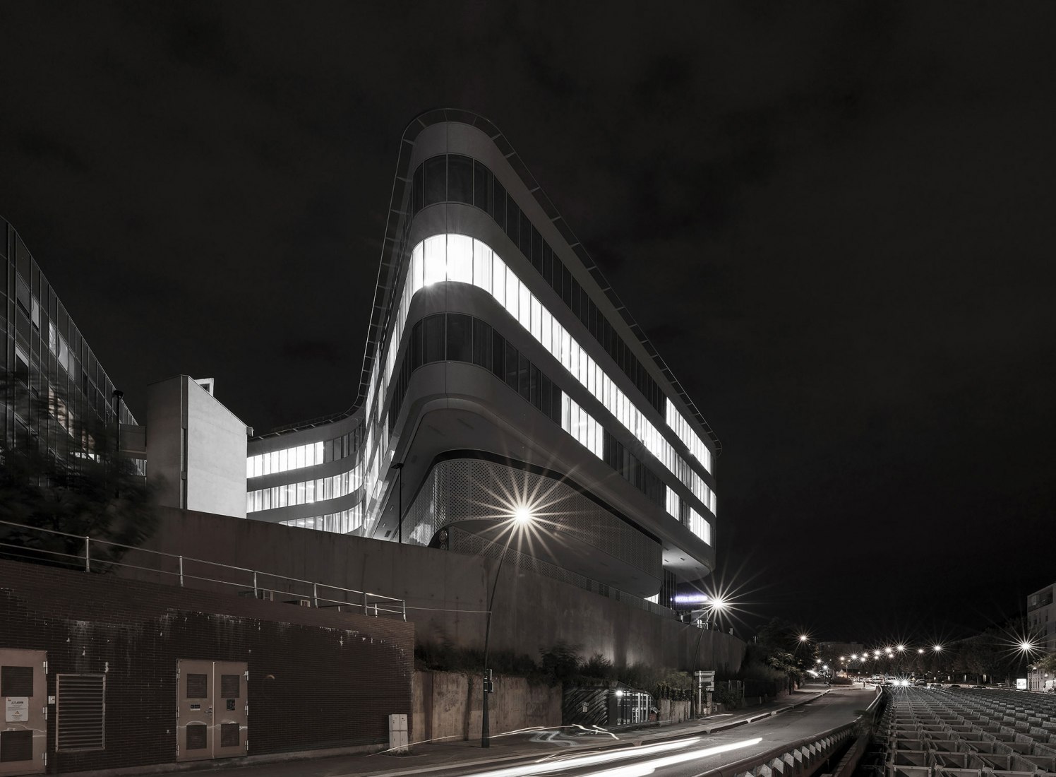Extension of the faculty of medicine for the Kremlin-Bicêtre University Hospital by Pargade Architectes. Photograph by Charly Broyez.