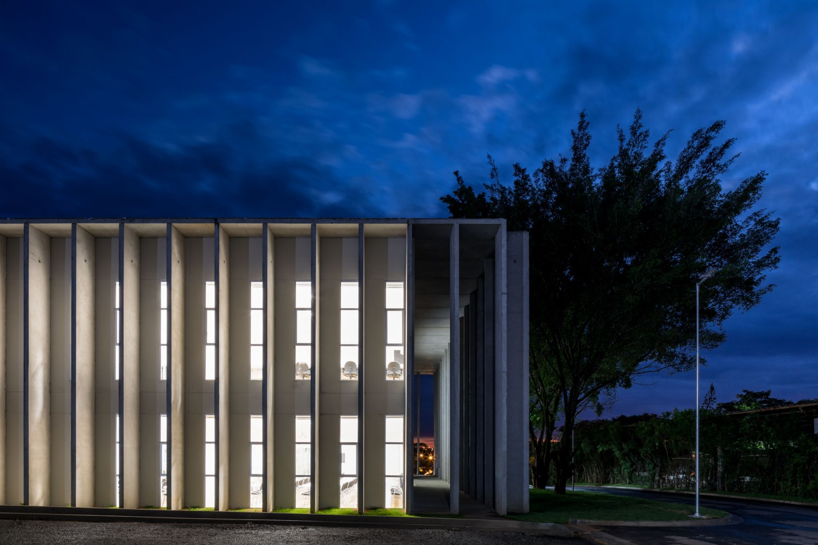 Night view. New Campus Piracicaba building by KAAN Achitecten. Photograph by ©Fran Parente