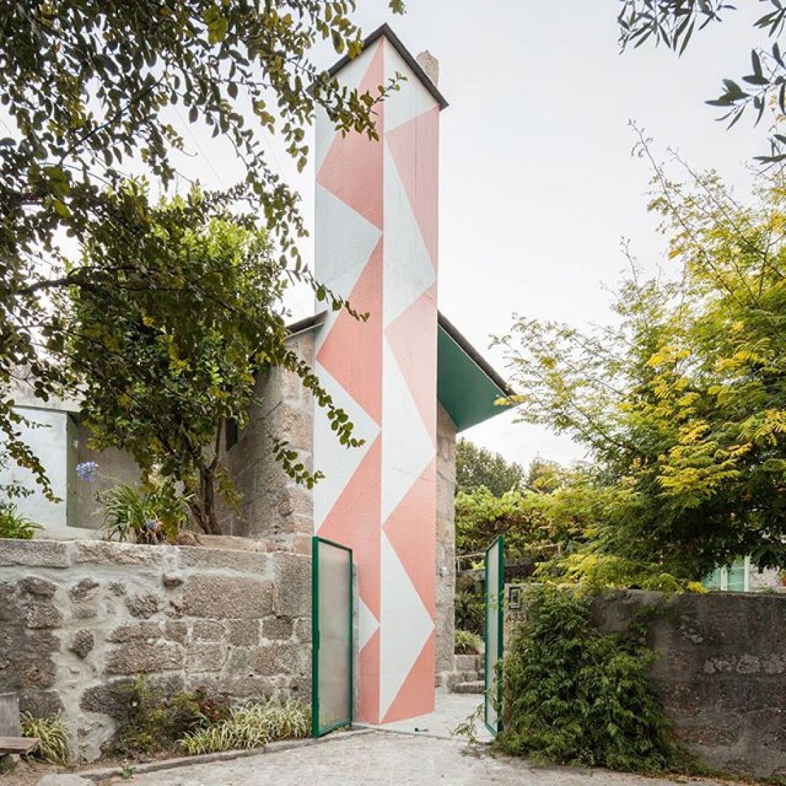 Una pequeña casa en Amarante por Fala Atelier. Fotografía por Ricardo Loureiro