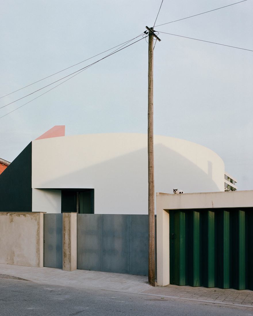 House within three gestures by fala. Photograph by Francisco Ascensão.