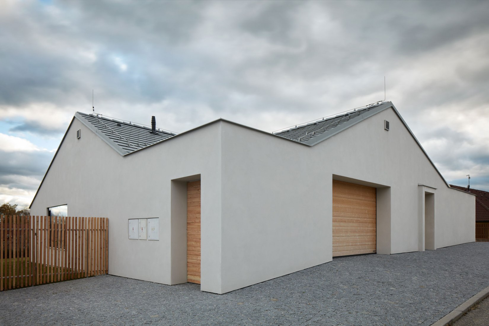 Vivienda unifamiliar en Litvínovice por Atelier 111 arquitectos. Fotografia por BoysPlayNice / Jakub Skokan, Martin Tuma.