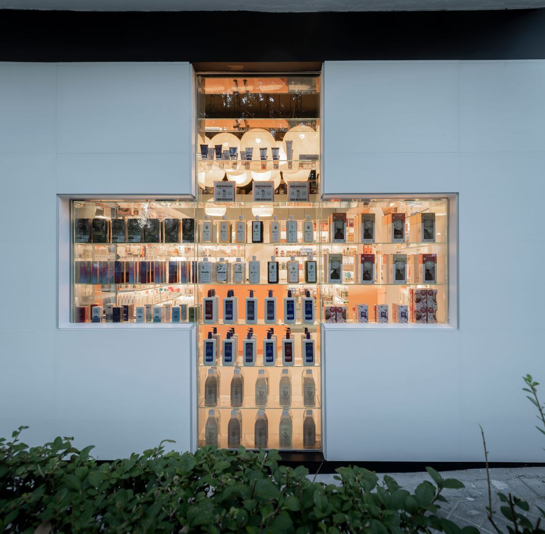 Farmacia Artilleros by Adam Bresnick. Photograph by Amores Pictures.