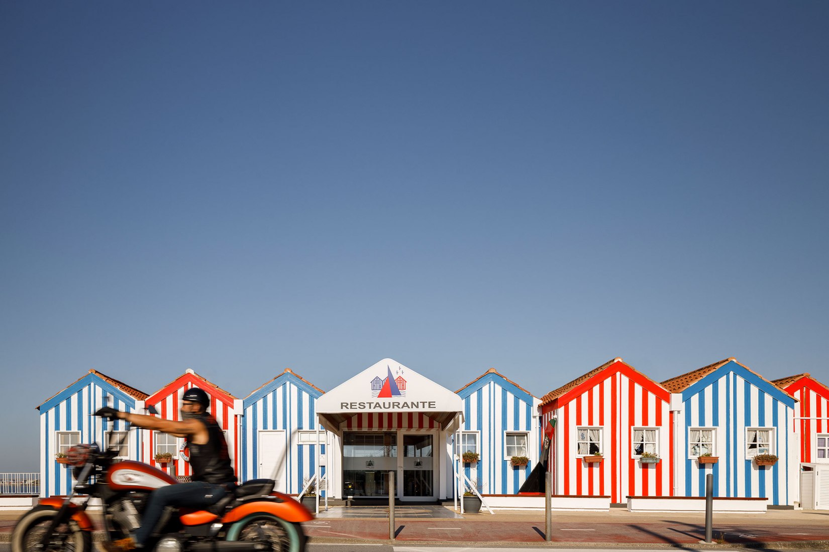 Restaurante Clube de Vela da Costa Nova por Ferreira Arquitectos. Fotografía por Ivo Tavares Studio