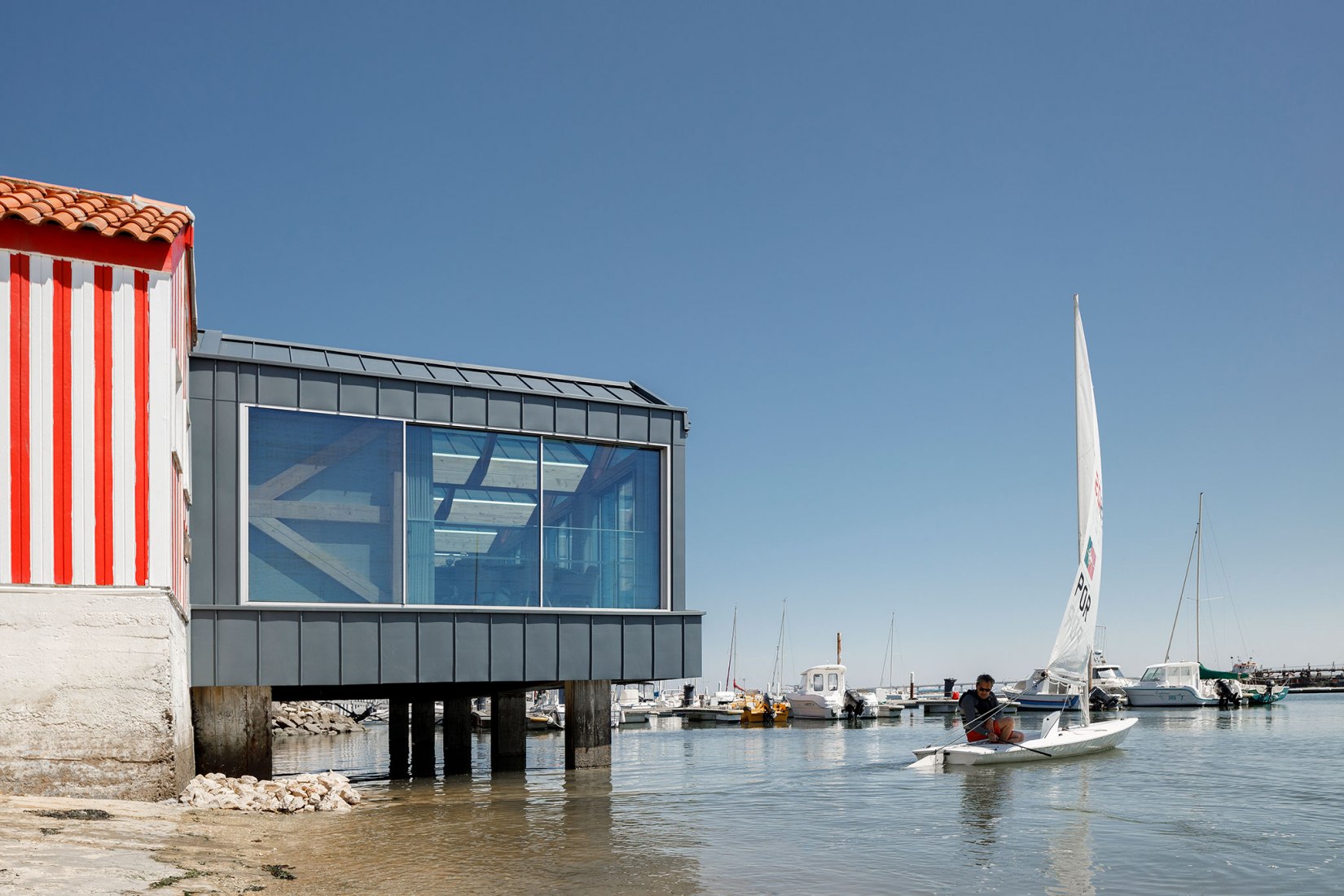 Restaurante Clube de Vela da Costa Nova por Ferreira Arquitectos. Fotografía por Ivo Tavares Studio