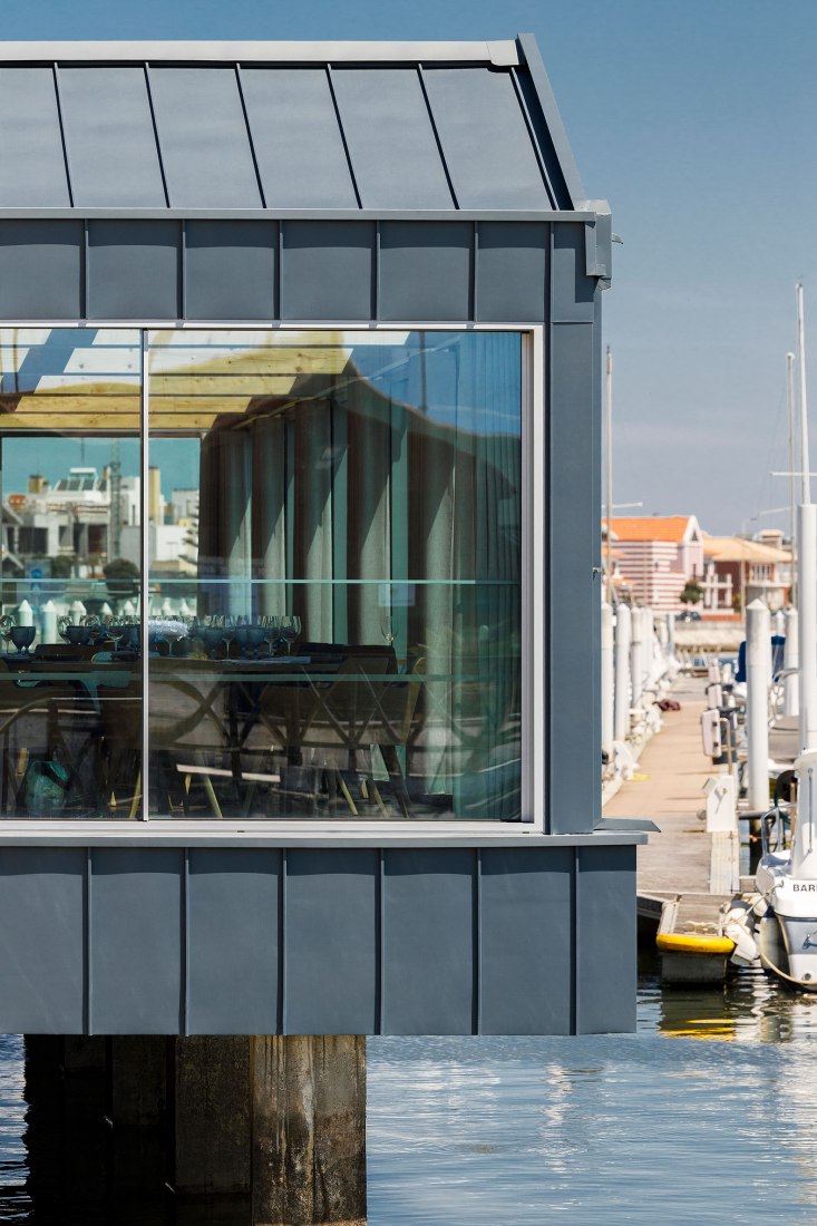 Restaurante Clube de Vela da Costa Nova por Ferreira Arquitectos. Fotografía por Ivo Tavares Studio
