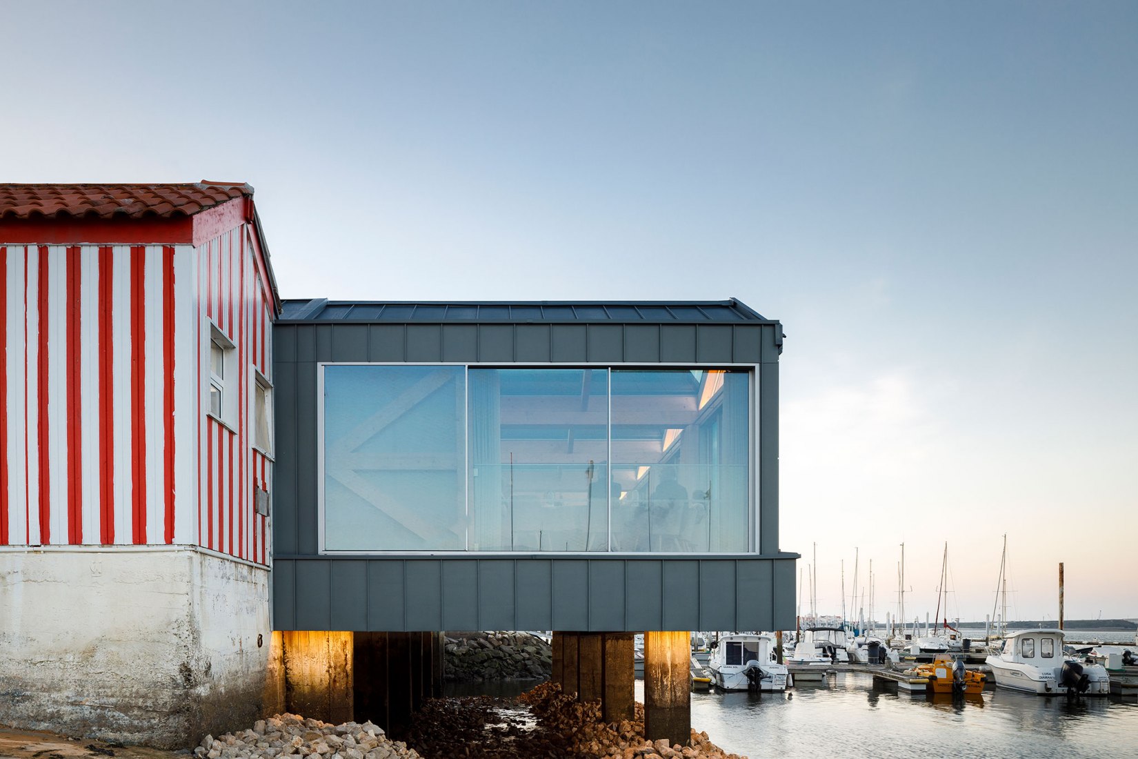 Restaurante Clube de Vela da Costa Nova por Ferreira Arquitectos. Fotografía por Ivo Tavares Studio