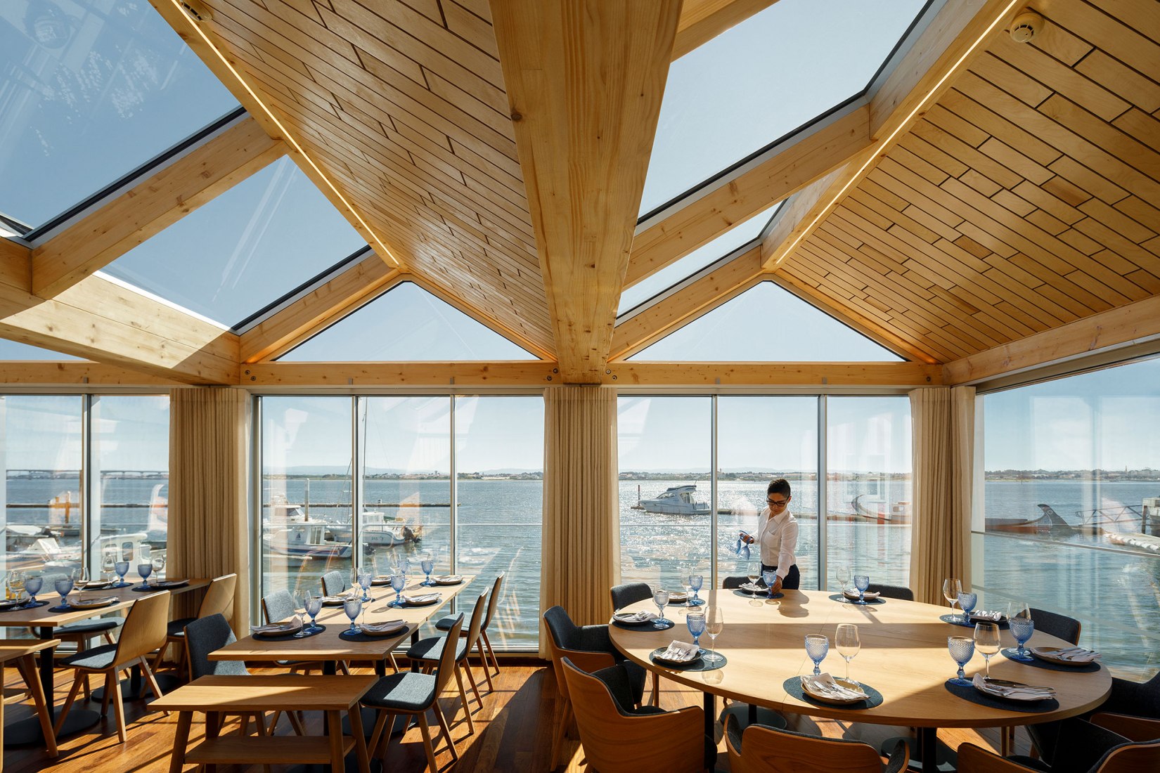 Restaurante Clube de Vela da Costa Nova por Ferreira Arquitectos. Fotografía por Ivo Tavares Studio