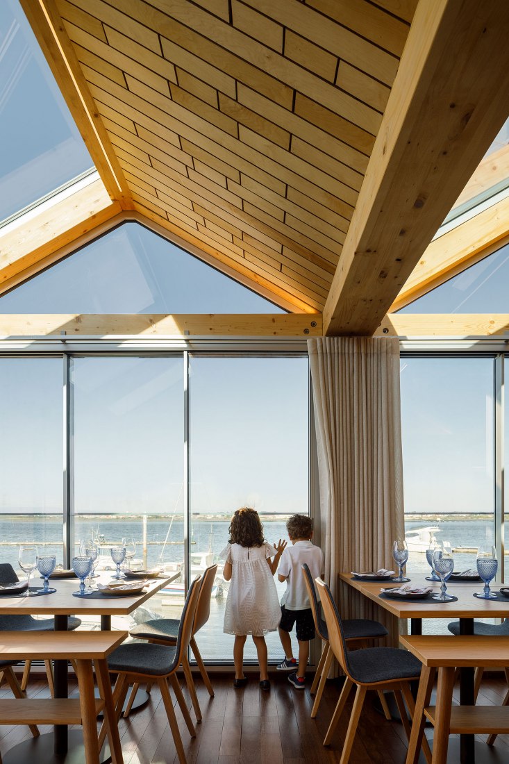 Restaurante Clube de Vela da Costa Nova por Ferreira Arquitectos. Fotografía por Ivo Tavares Studio