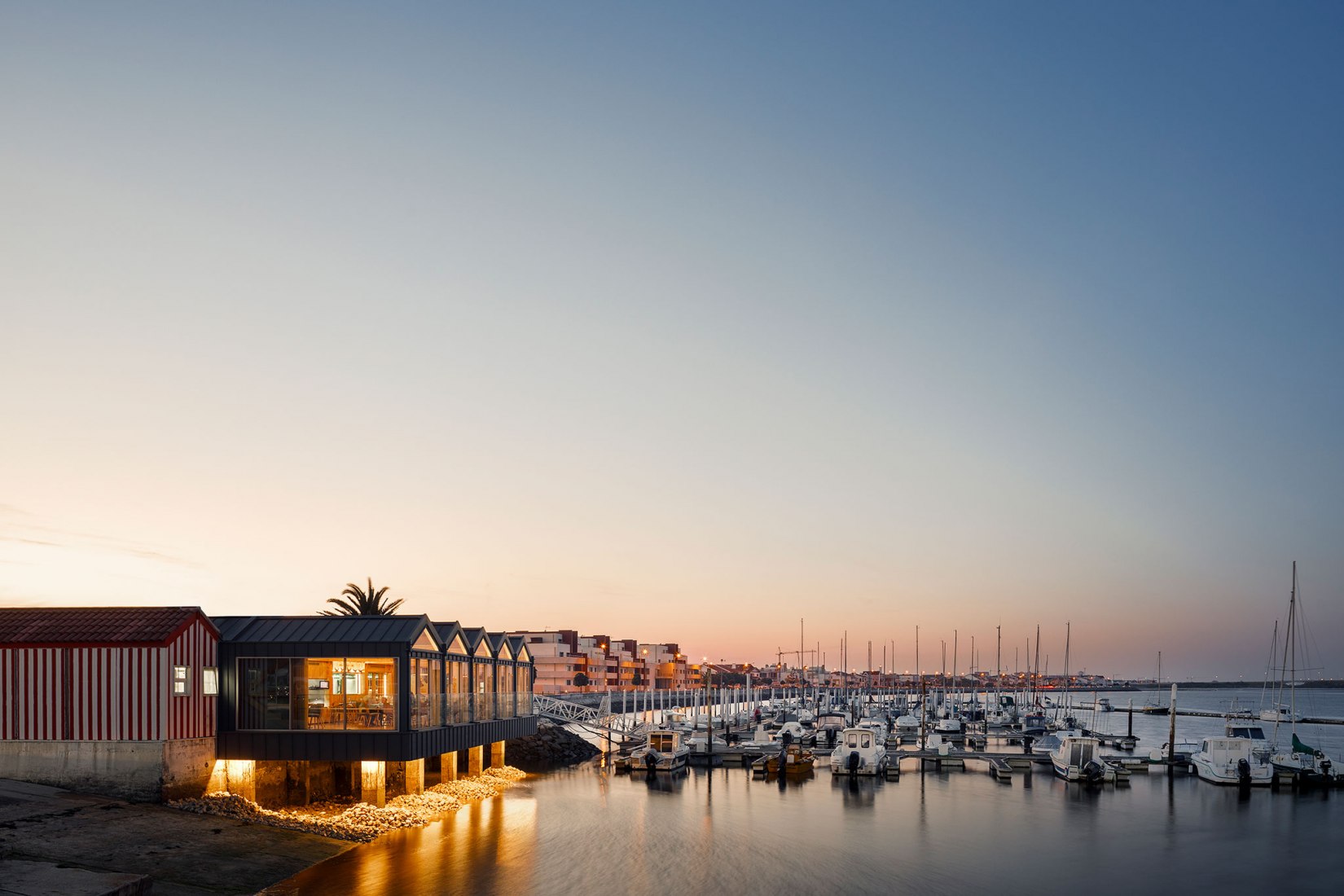 Restaurante Clube de Vela da Costa Nova por Ferreira Arquitectos. Fotografía por Ivo Tavares Studio