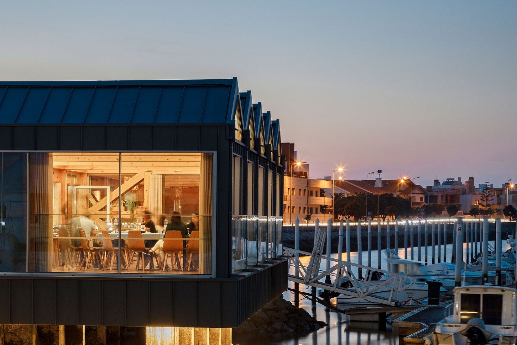 Restaurante Clube de Vela da Costa Nova por Ferreira Arquitectos. Fotografía por Ivo Tavares Studio