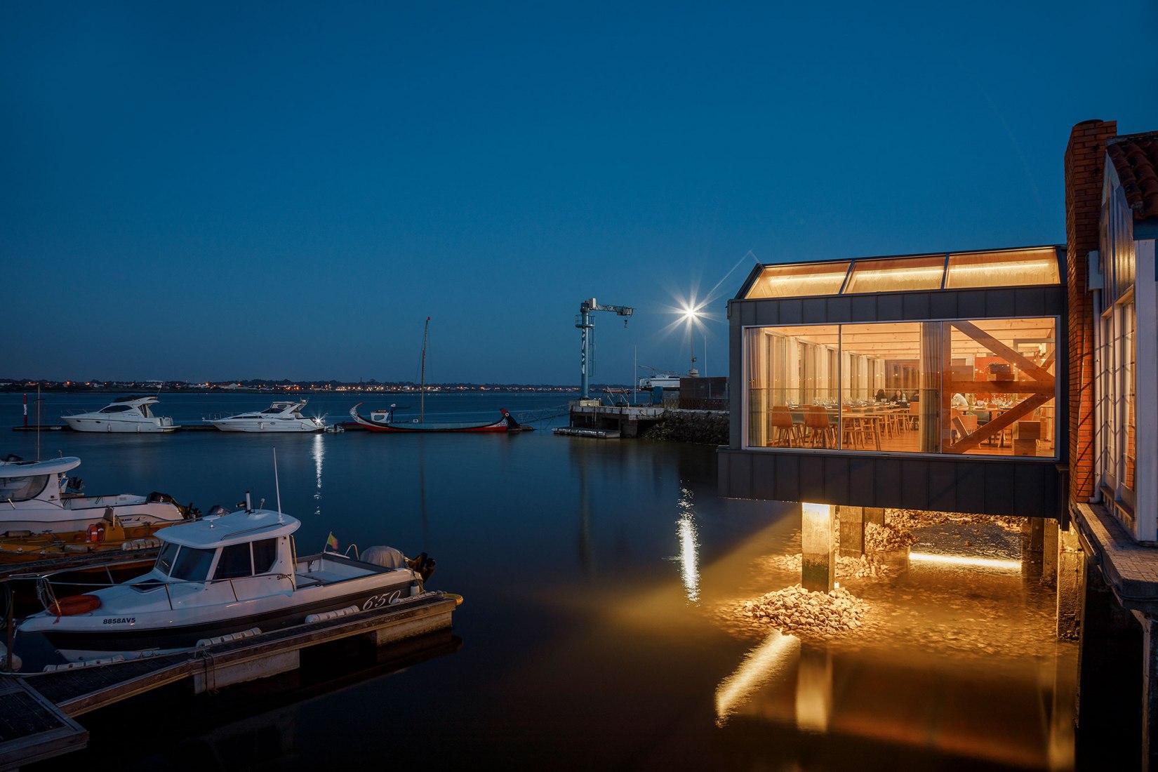 Restaurante Clube de Vela da Costa Nova por Ferreira Arquitectos. Fotografía por Ivo Tavares Studio