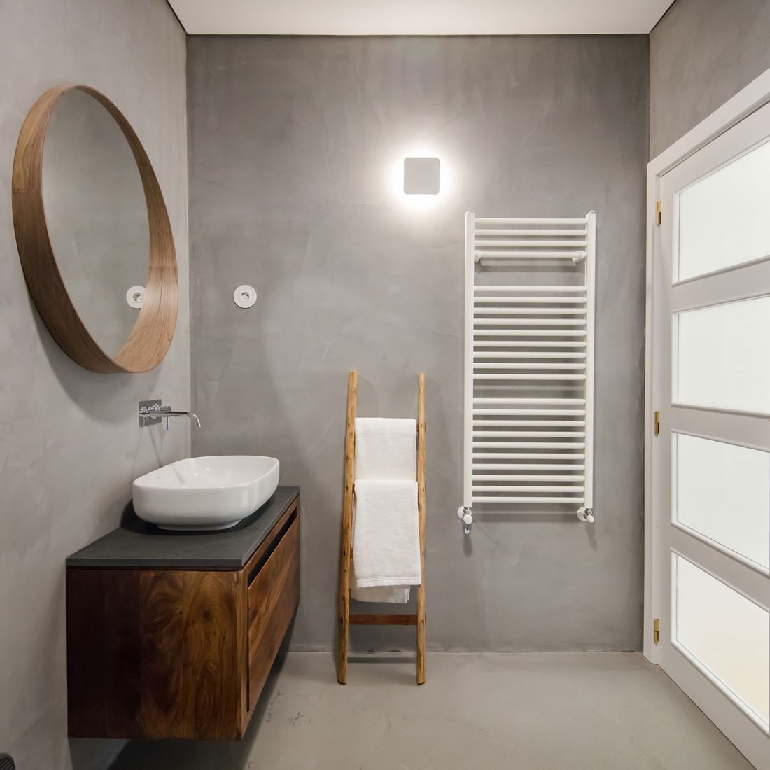 Baño. Casa São Francisco por Filipe Pina. Fotografía por by João Morgado