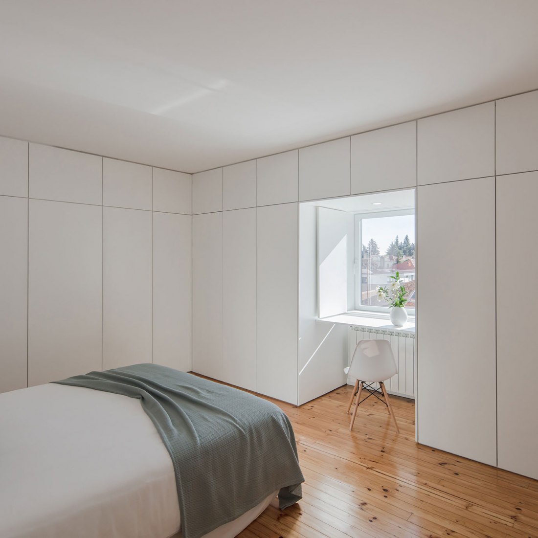 Dormitorio. Casa São Francisco por Filipe Pina. Fotografía por by João Morgado