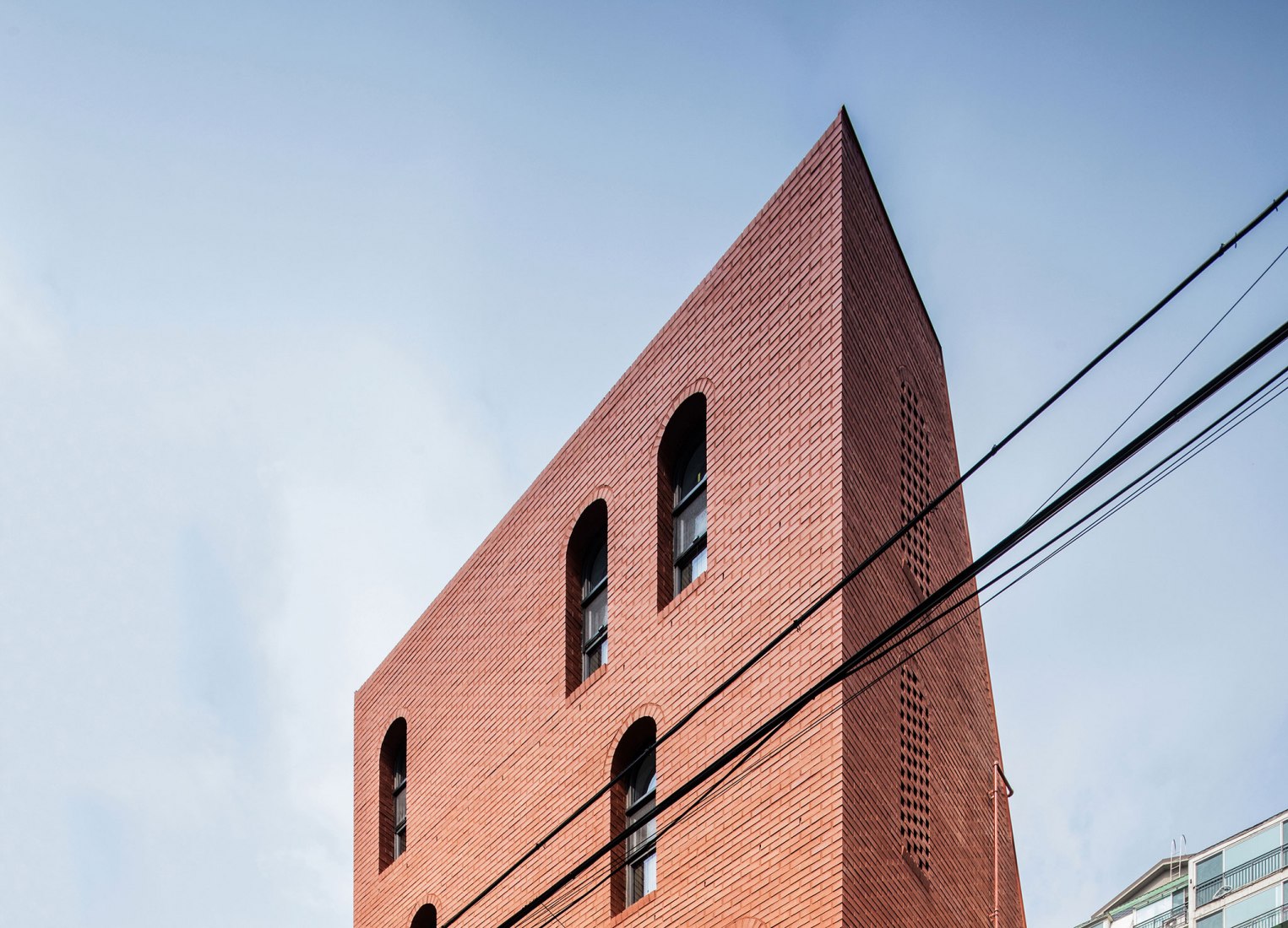 South East corner view. Five story house by stpmj. Photograph by Bae Jihun