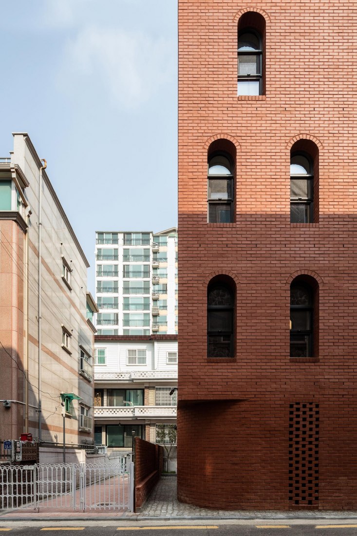 South entrance view. Five story house by stpmj. Photograph by Bae Jihun