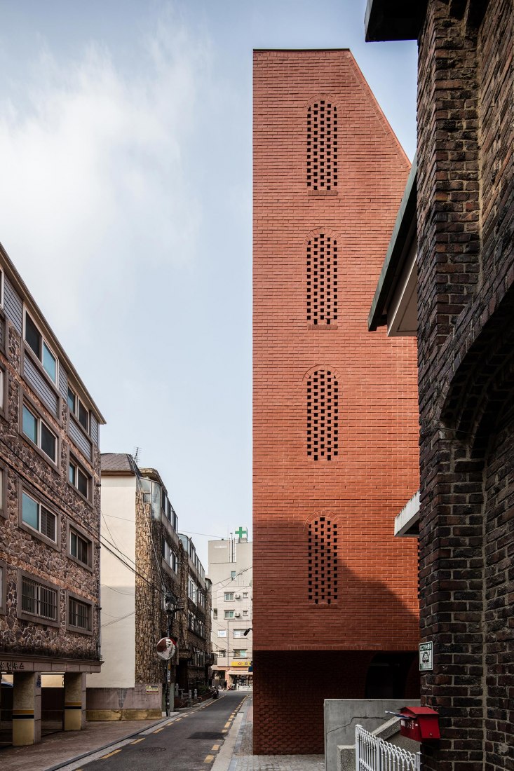 East view. Five story house by stpmj. Photograph by Bae Jihun