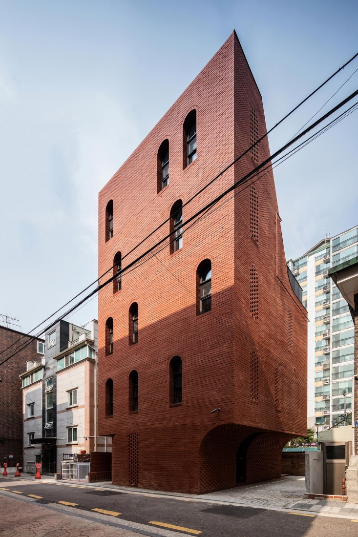 South East corner view. Five story house by stpmj. Photograph by Bae Jihun