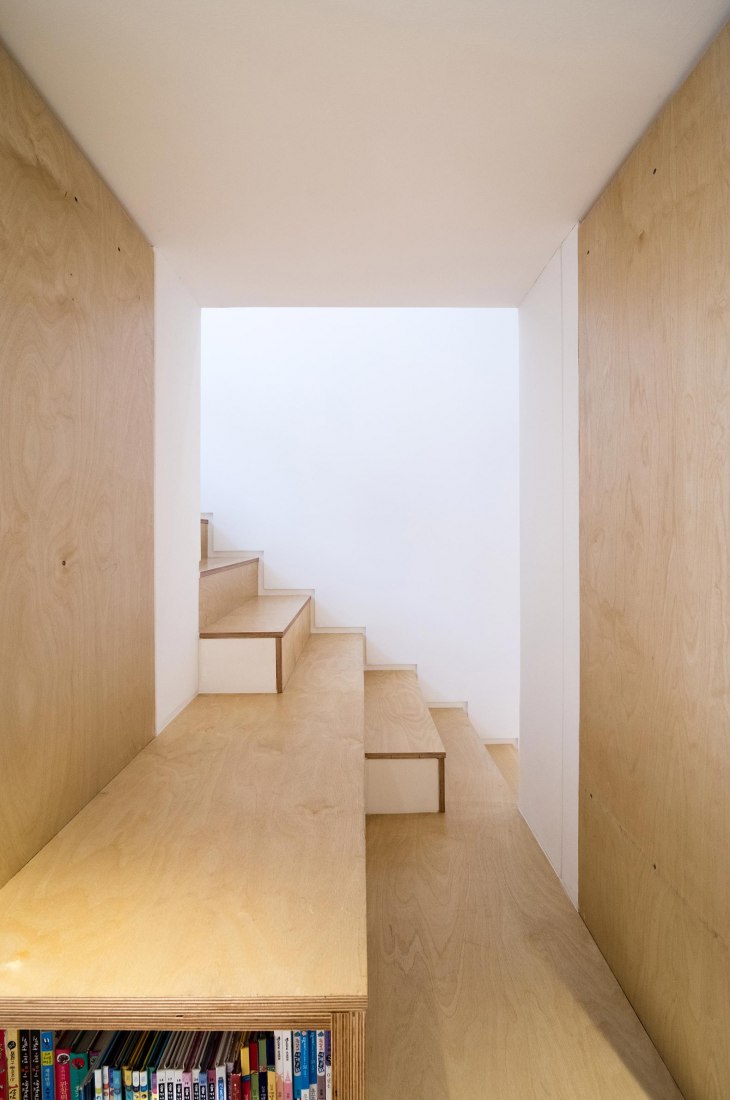 Mini library, third floor level. Five story house by stpmj. Photograph by Bae Jihun