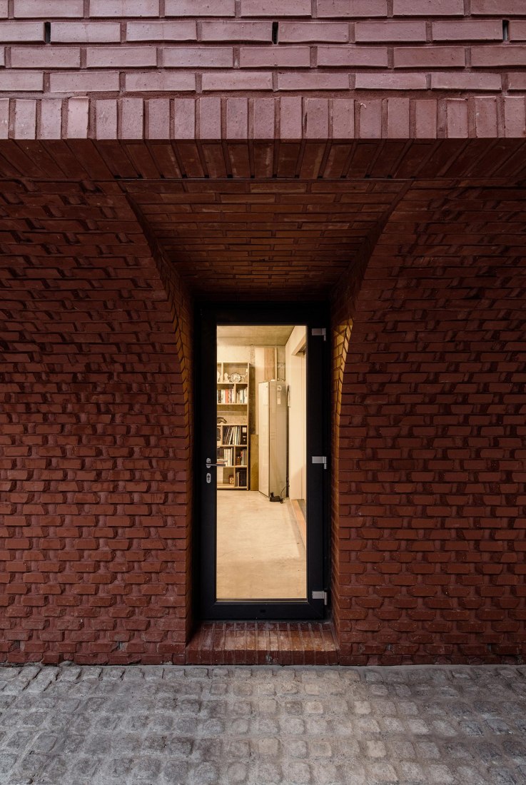 East entrance view. Five story house by stpmj. Photograph by Bae Jihun