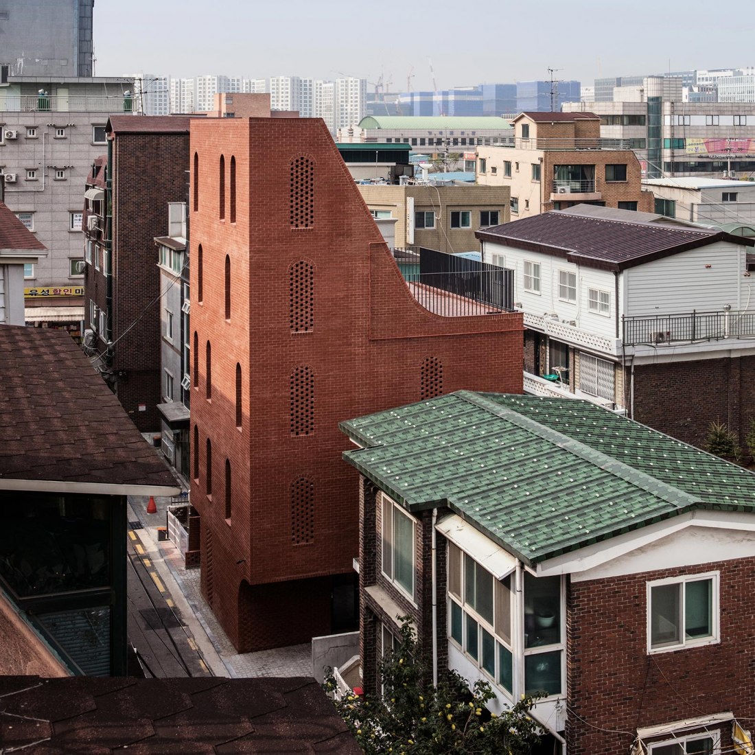Vista de pajaro. Casa de cinco pisos por stpmj. Fotografía por Bae Jihun