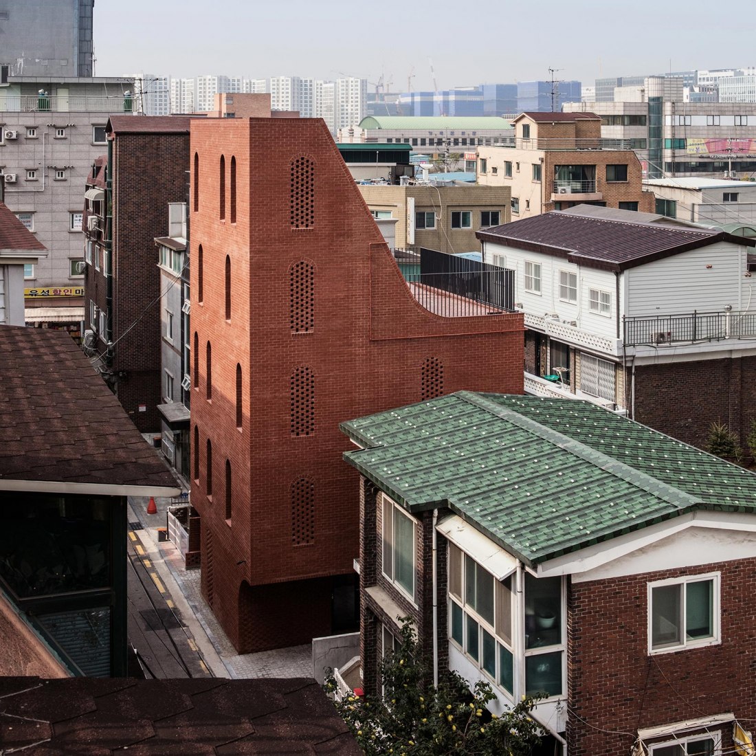 VisBird eyes vieBird eyes view. Five story house by stpmj. Photograph by Bae Jihunw. Five story house by stpmj. Photograph by Bae Jihunta de pajaro. Casa de cinco pisos por stpmj. Fotografía por Bae Jihun