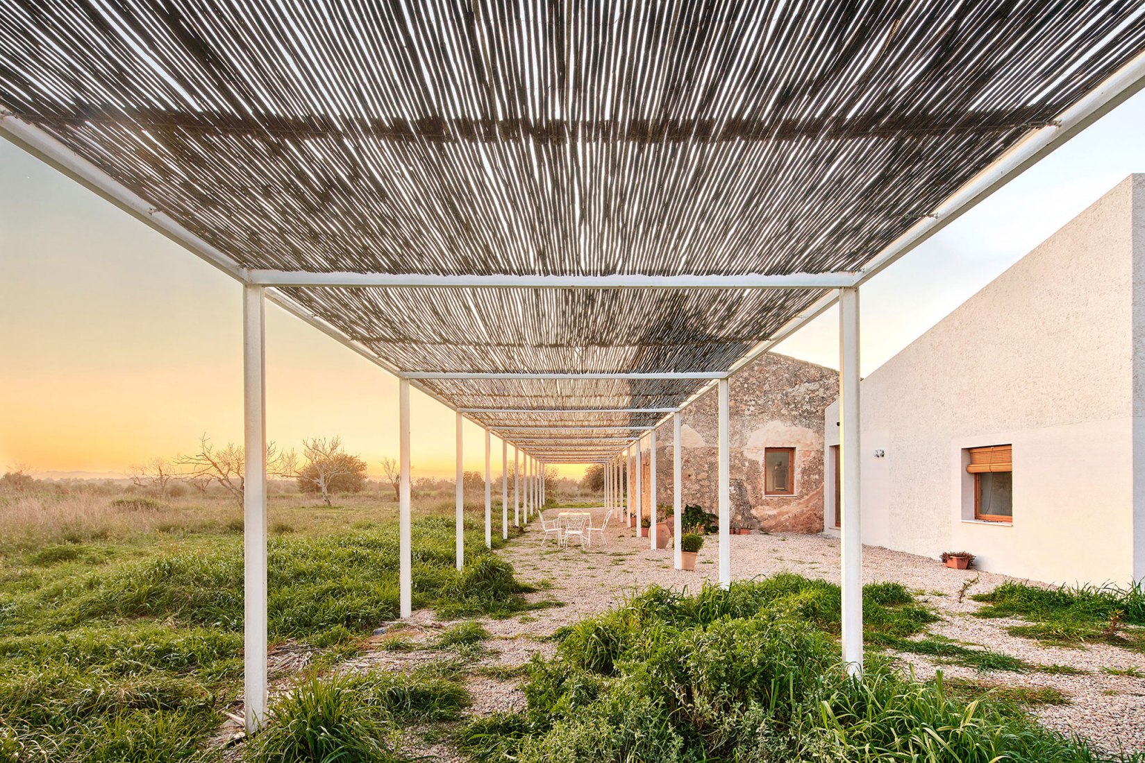 Inhabiting the countryside by Flexoarquitectura + Bàrbara Vich. Photograph by José Hevia.