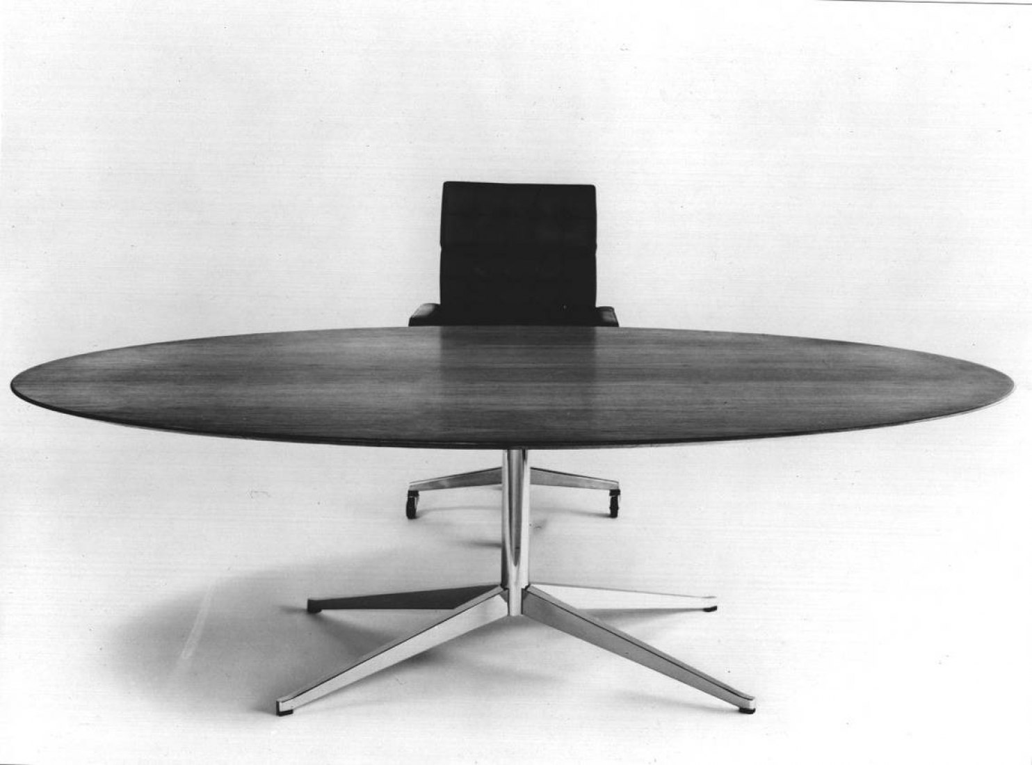  The Florence Knoll table desk, designed in 1961, the year Ms. Knoll became the first woman to receive the Gold Medal for Industrial Design from the American Institute of Architects. Her designs are still common in offices, homes and public spaces. Image via the Knoll Archive