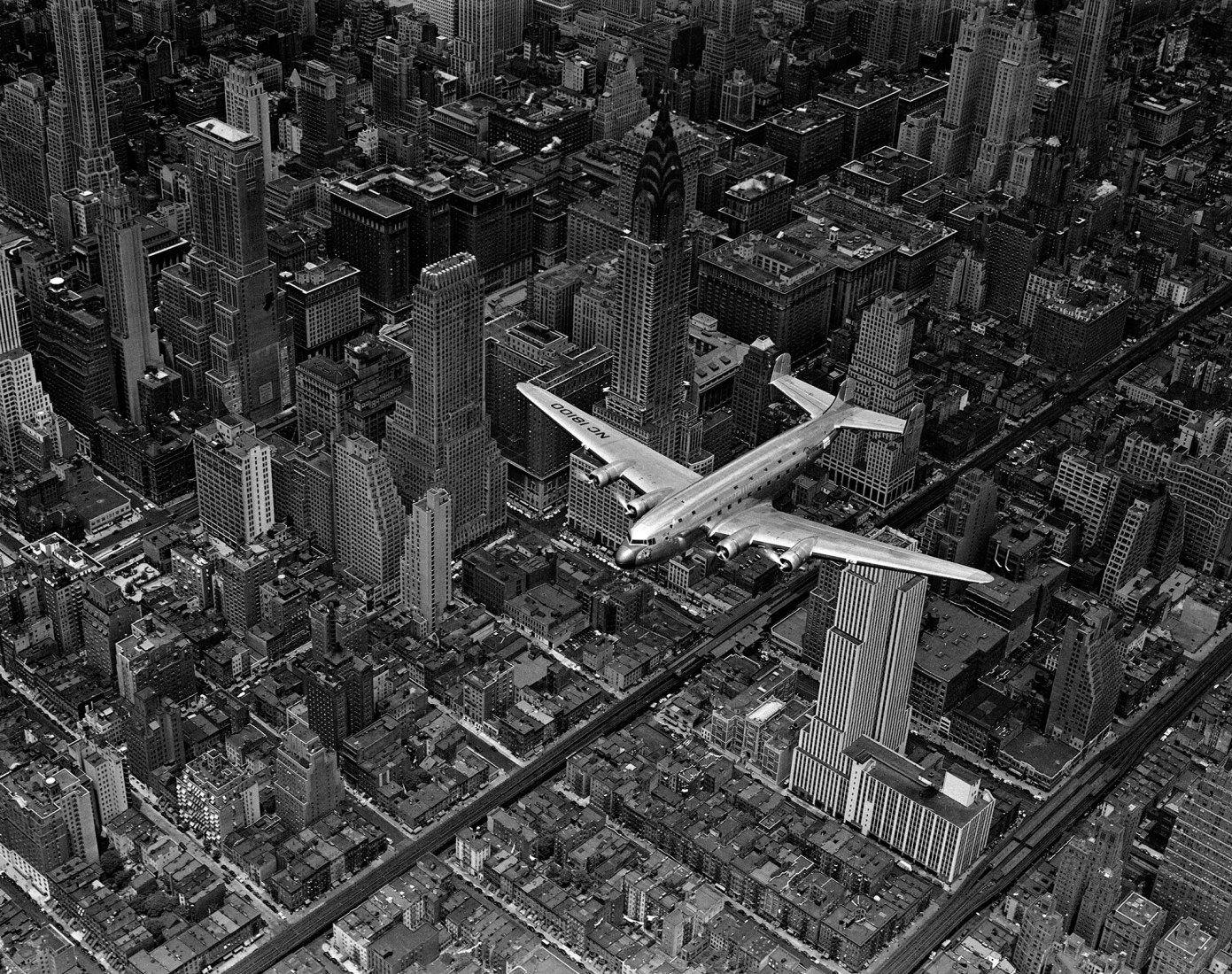 Margaret Bourke-White Un DC-4 sobrevolando la ciudad de Nueva York (A DC-4 Flying Over New York City), 1939. Fotografía, Ed. 6/40 76,2 x 96,5 cm Foster Family Collection. Margaret Bourke-White. Fotografía por LIFE Gallery of Photography.