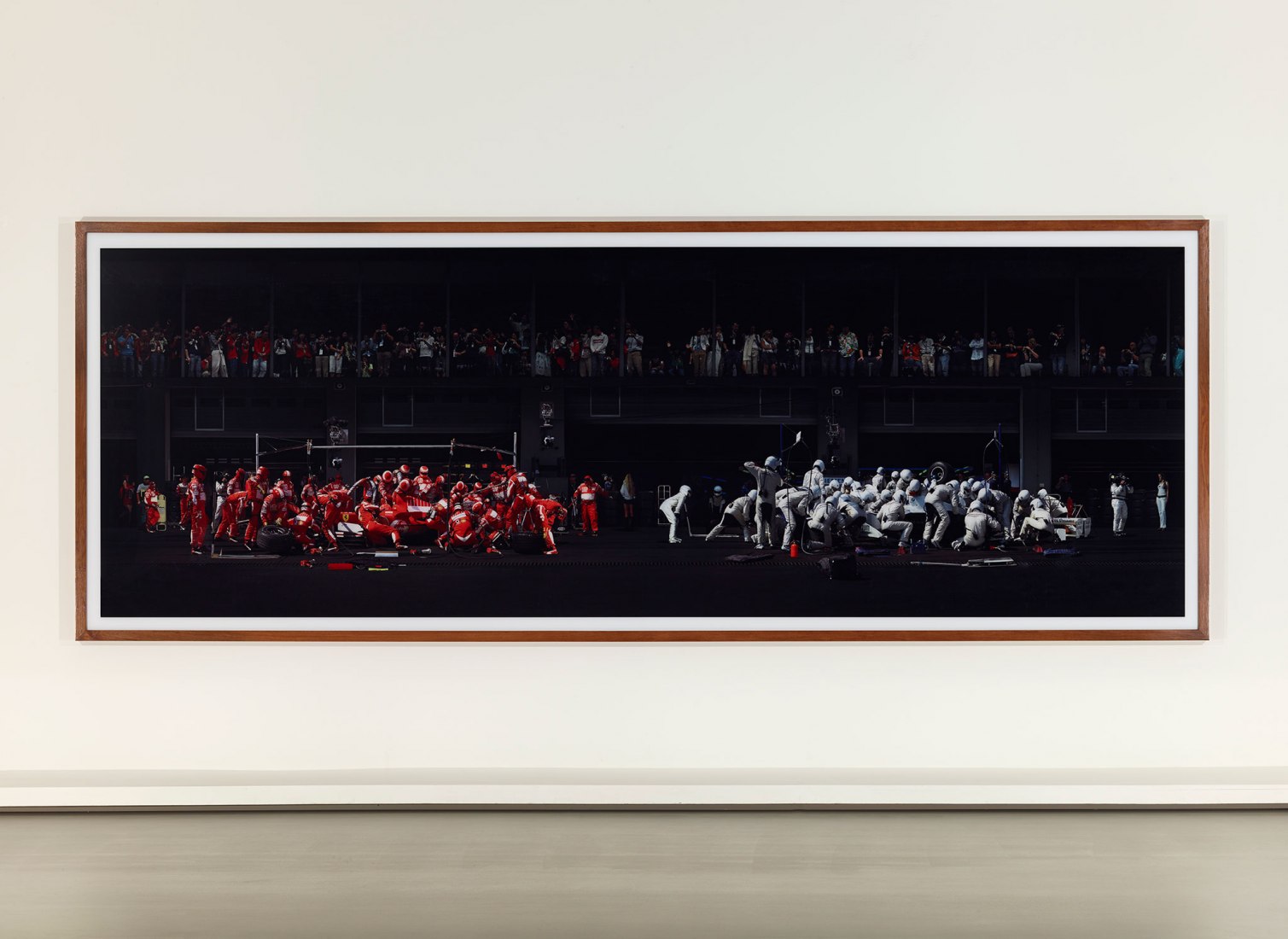 Andreas Gursky. F1 Parada en boxes I (F1Boxenstopp I), 2007, de la serie: Parada en boxes (Boxenstopp), 2007. Copia en color sobre Diasec, 178 × 497 cm. Fondation Louis Vuitton, París, Francia. Fotografía por Marc Domage / Fondation Louis Vuitton. Imagen cortesía de Andreas Gursky / Cortesía de Sprüth Magers. 