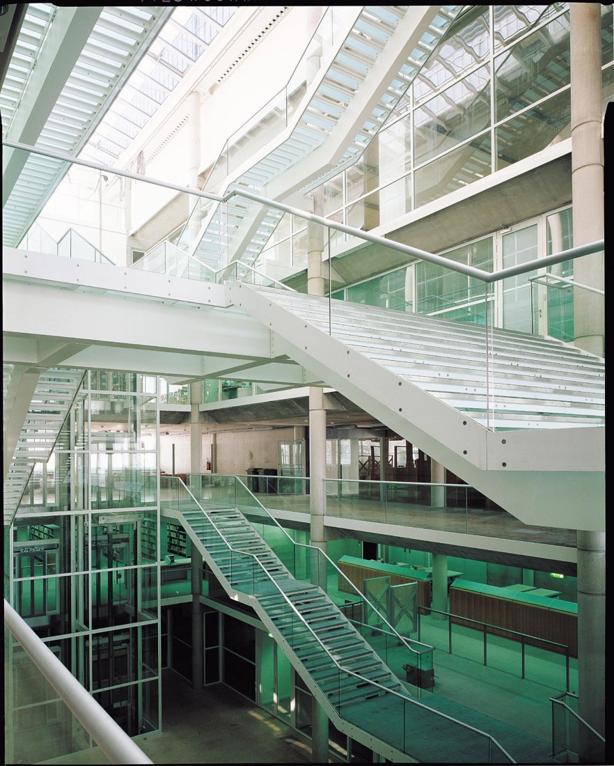 Carré d’Art–Musée d’art contemporain by Foster + Partners. Photograph by Serge Gal.