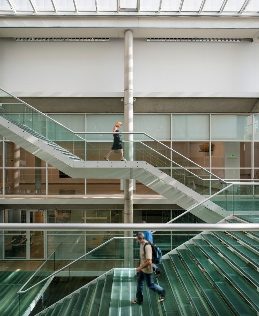 Carré d’Art–Musée d’art contemporain by Foster + Partners. Photograph by Niguel Young.