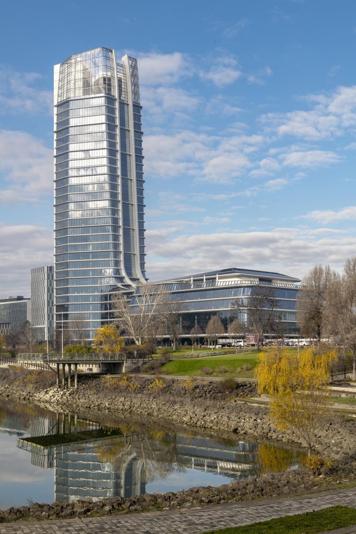 El edificio es una parte integral de la visión sostenible del Grupo MOL para 2030, proporcionando un modelo para la oficina del futuro. Sede del Grupo MOL por Foster + Partners. Fotografía de Nigel Young / Foster + Partners
