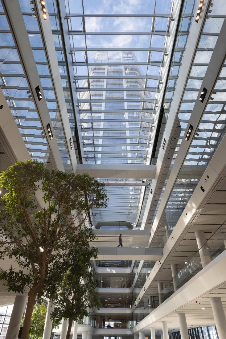 La vegetación viaja por el corazón del edificio, desde el atrio central hasta la azotea, acercando la naturaleza al espacio de trabajo. Sede del Grupo MOL por Foster + Partners. Fotografía por Nigel Young/Foster + Partners.