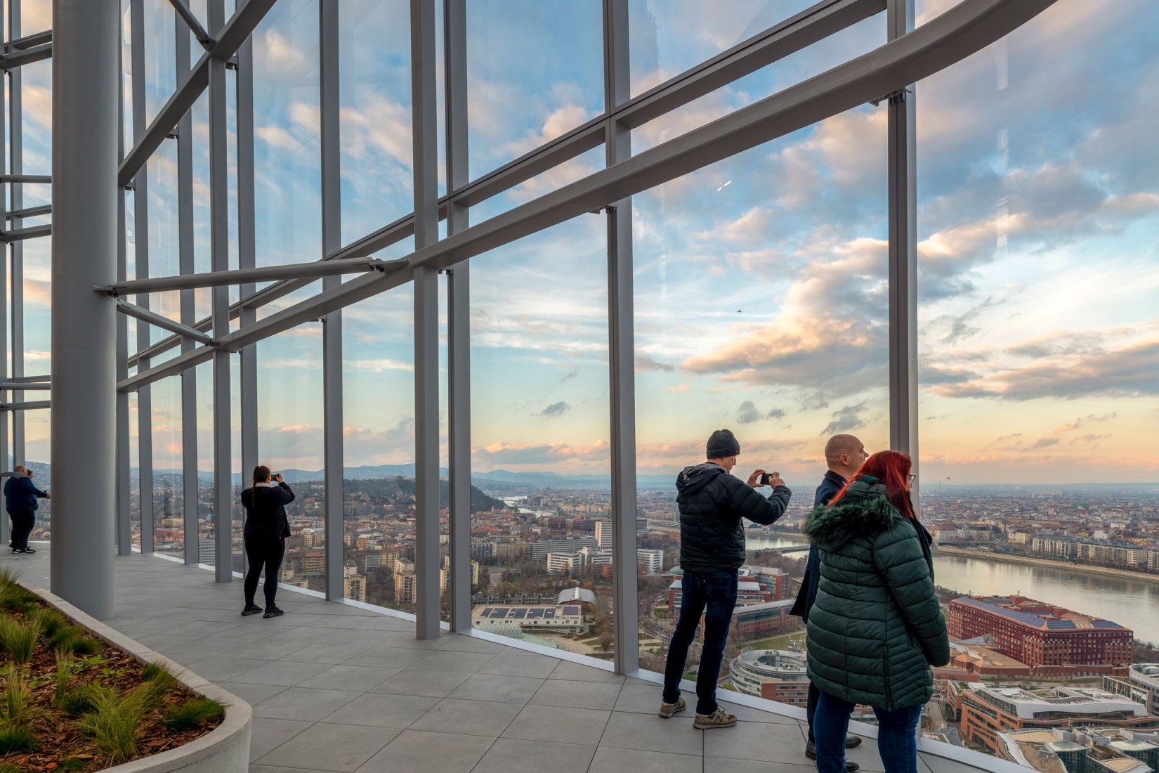 La azotea acerca la naturaleza al espacio de trabajo. Sede del Grupo MOL por Foster + Partners. Fotografía por Nigel Young/Foster + Partners.