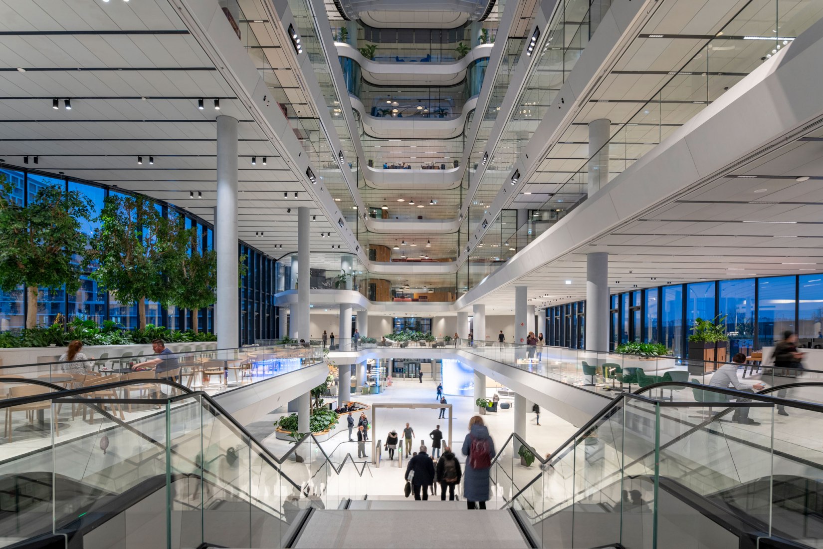 La vegetación viaja por el corazón del edificio, desde el atrio central hasta la azotea, acercando la naturaleza al espacio de trabajo. Sede del Grupo MOL por Foster + Partners. Fotografía por Nigel Young/Foster + Partners.