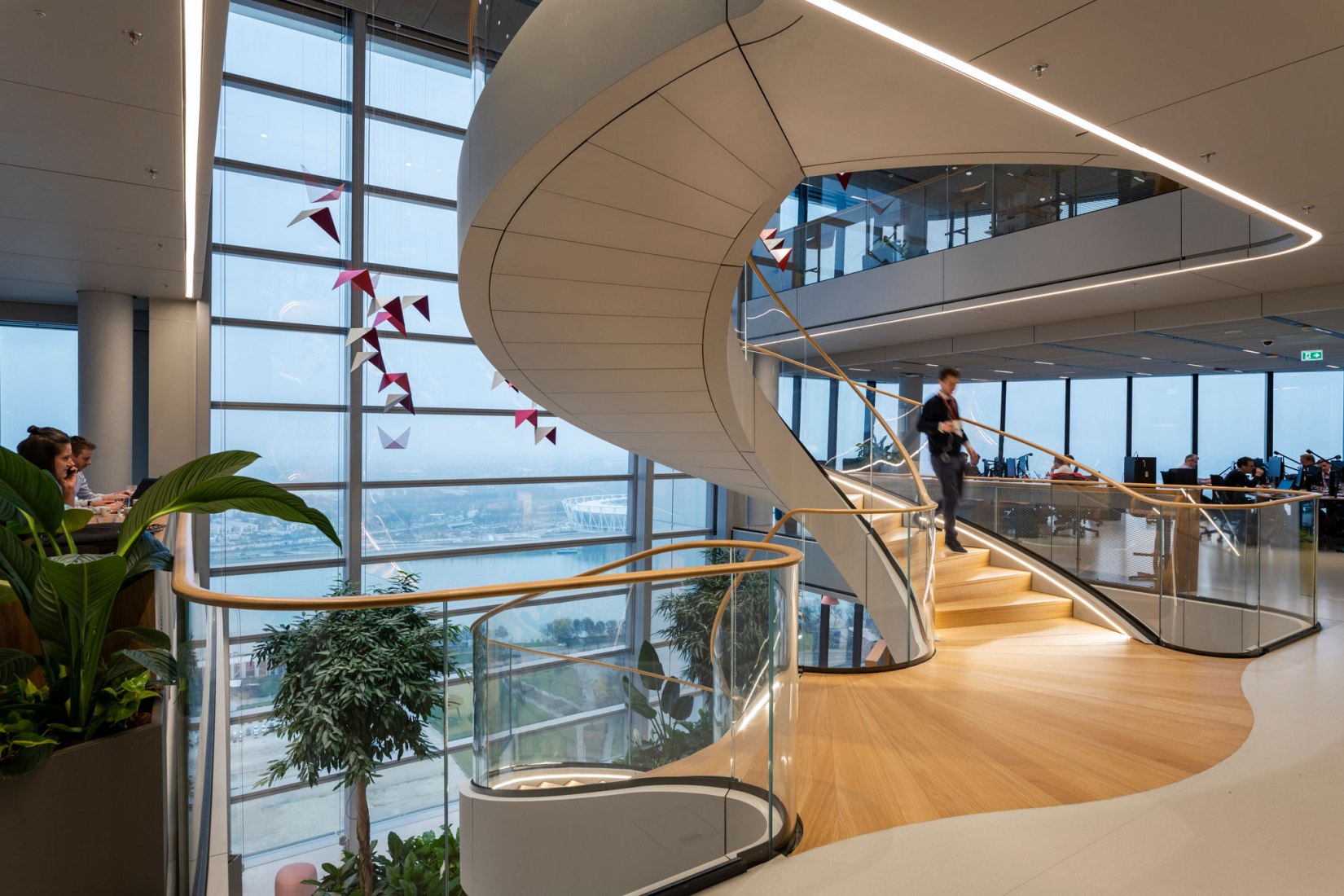 Todos los ocupantes tienen una conexión directa con el entorno exterior que proporciona luz natural y vistas. Sede central del Grupo MOL por Foster + Partners. Fotografía por Nigel Young/Foster + Partners.