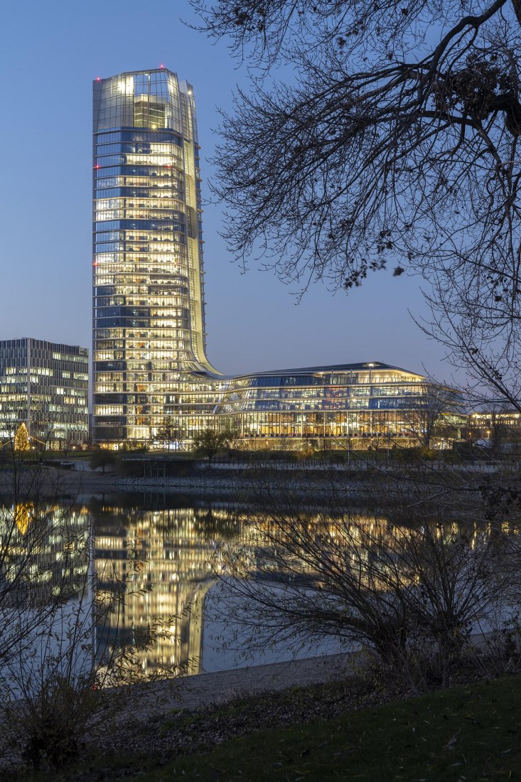 El edificio es una parte integral de la visión sostenible del Grupo MOL para 2030, proporcionando un modelo para la oficina del futuro. Sede del Grupo MOL por Foster + Partners. Fotografía por Nigel Young/Foster + Partners.