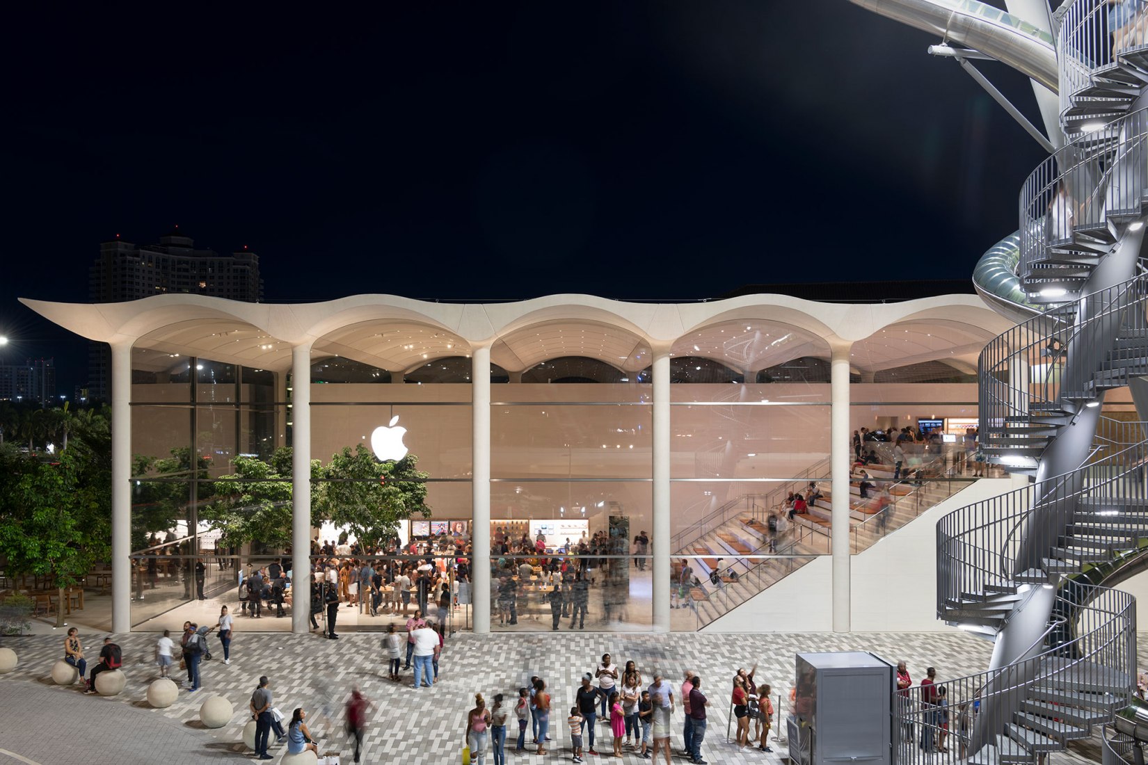 An undulating roof for Apple Aventura by Foster + Partners. City’s