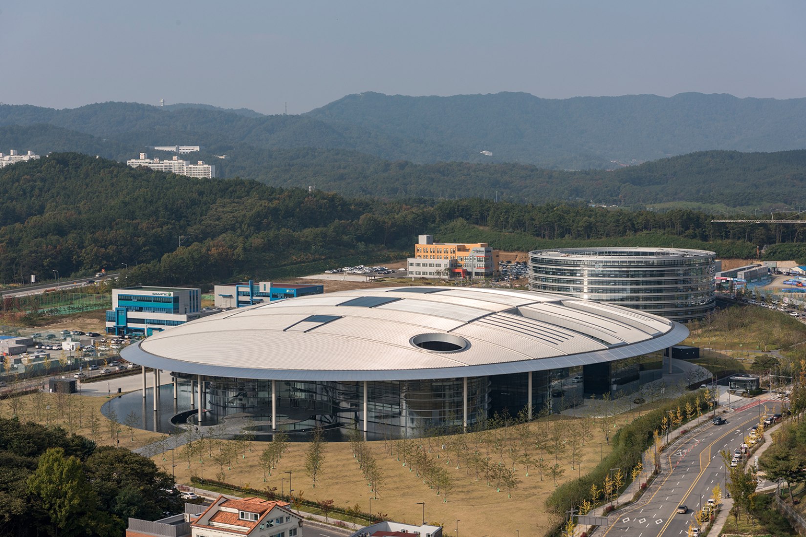 Tecnódromo Hankook de Foster+Partners en Daejeon, Corea del Sur. Fotografía © Nigel Young.  Imagen cortesía de Foster+Partners.