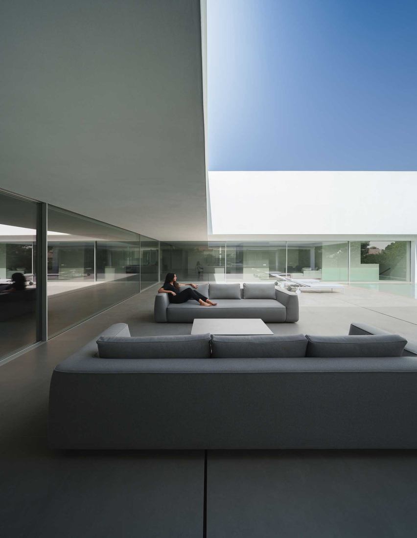 Casa Compluvium por Fran Silvestre Arquitectos. Fotografía por Jesús Orrico.