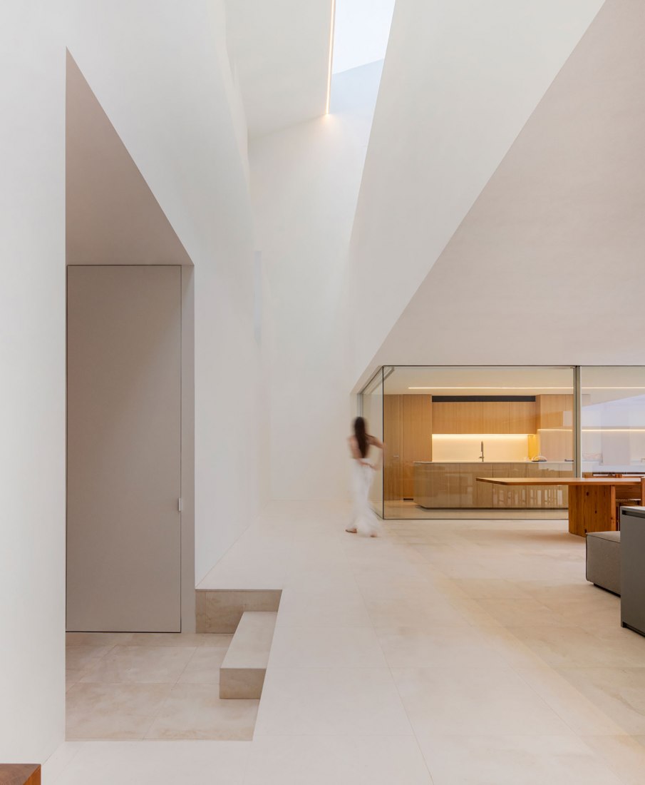 The Empty House by Fran Silvestre Arquitectos. Photograph by Fernando Guerra